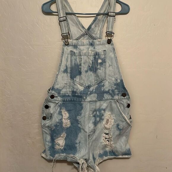 Show Me Your Mumu Georgia Tide Wash Blue Distressed Denim Raw Hem Shorta… - Picture 1 of 11
